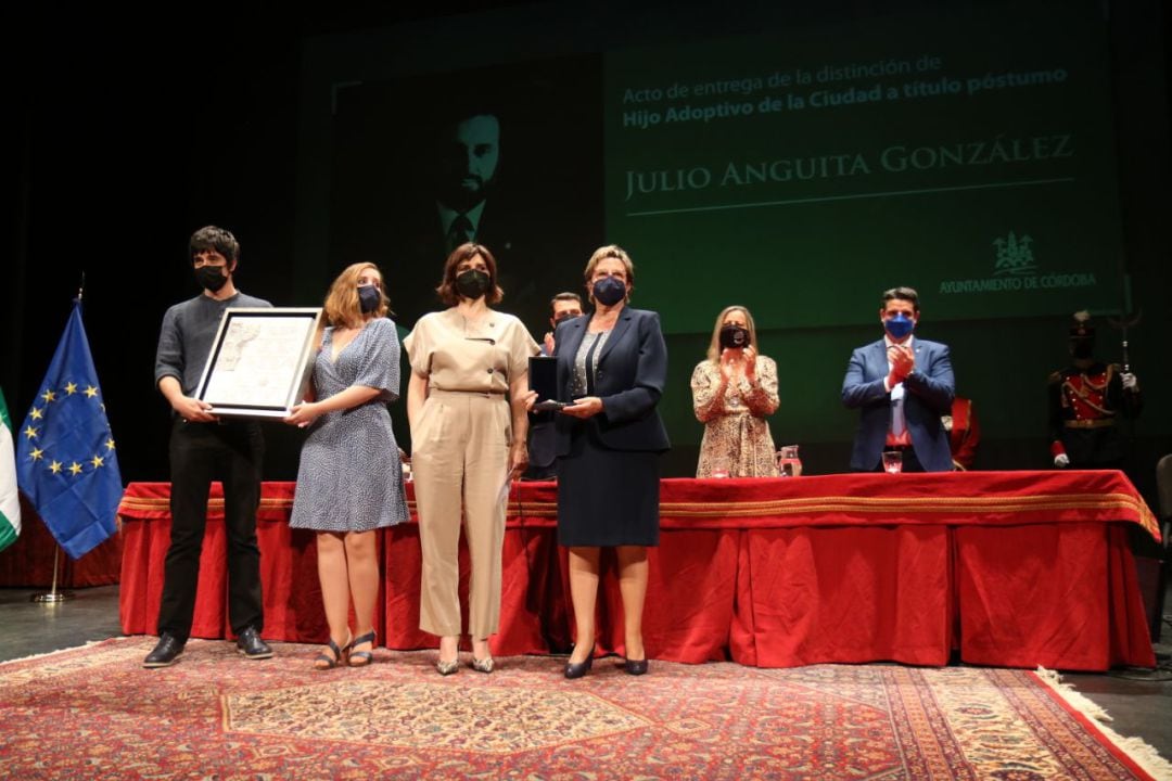 De izquierda a derecha, los hijos de Anguita: Juan Antonio, Carmen y Ana. Y su viuda, Agustina Martín.