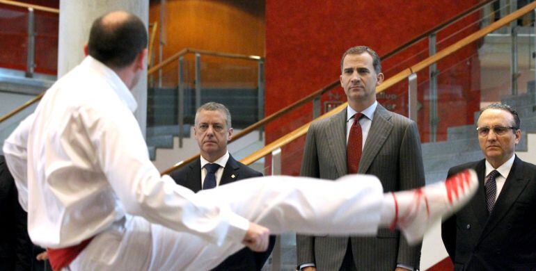 GRA082. BILBAO, 26/10/2015.- El rey Felipe VI, acompañado por el lehendakari Íñigo Urkullu (i), y el presidente del Instituto Empresa Familiar, Javier Moll (d), observa la actuación del dantxari durante la apertura del XVIII Congreso Nacional de la Empresa Familiar, que reúne a casi 500 responsables de corporaciones familiares españolas y extranjeras, y en el que participan también destacados economistas. EFE/Luis Tejido