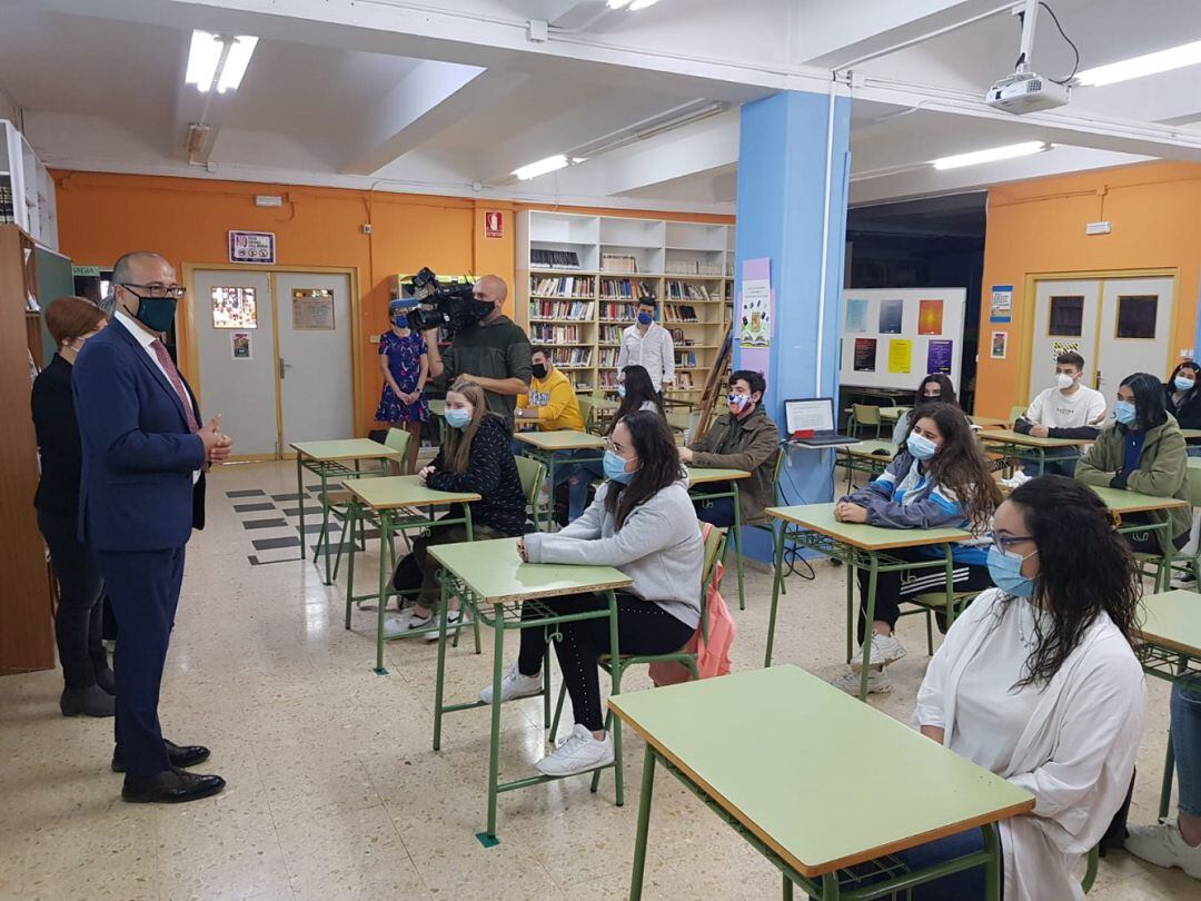 El consejero de Educación, Felipe Faci, durante su visita al IES Virgen del Pilar