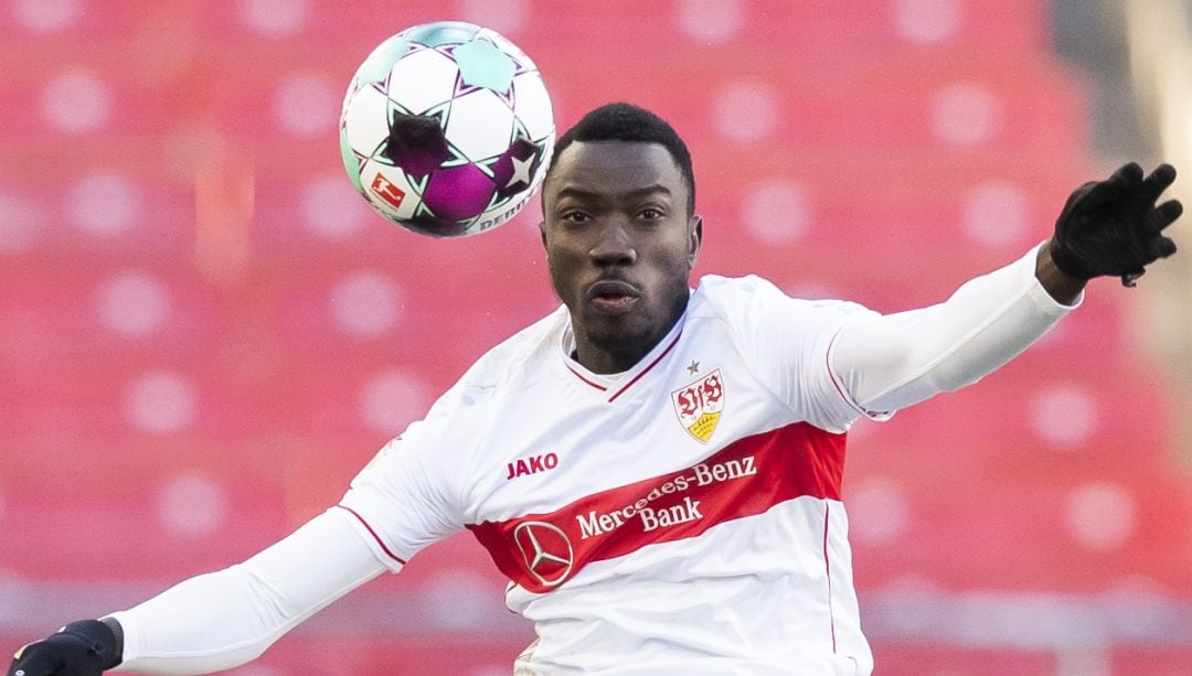 El delantero controla un balón durante un partido con el Stuttgart