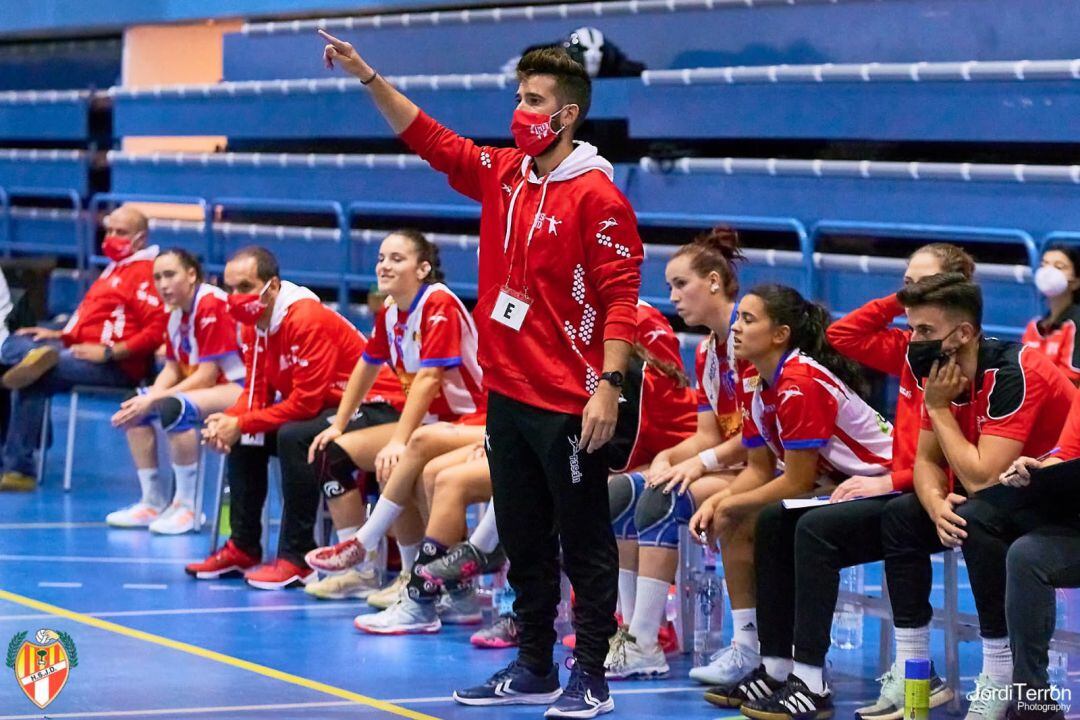 Alex Expósito, técnico del H. Sant Joan Despí, no ve lógico que su equipo no pueda utilizar un vestuario en Elda