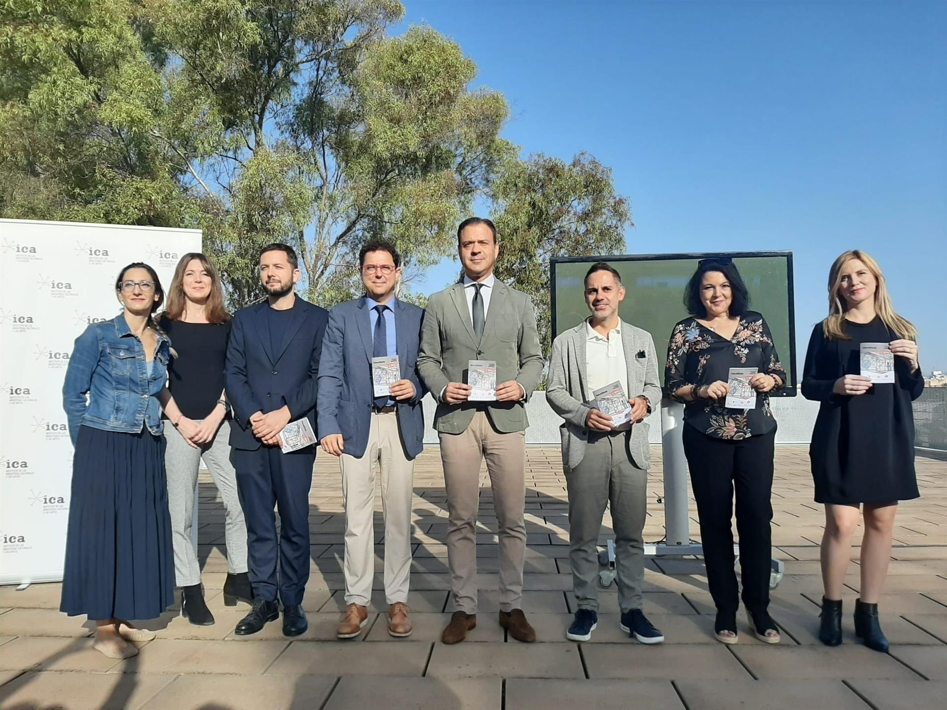 El consejero de Presidencia, Turismo, Cultura y Deportes, Marcos Ortuño (4d), y el director del ICA, Manuel Cebrián (4i), junto a los responsables de los centros adscritos al ICA que van a acoger el nuevo programa