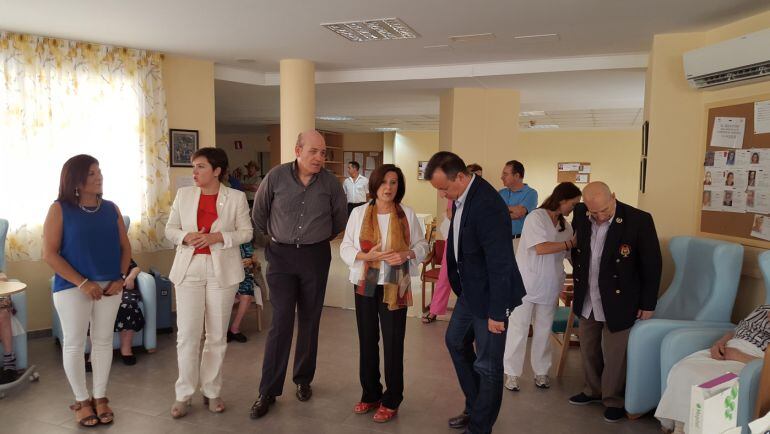 Imagen de archivo de la visita de la consejera de Políticas Sociales de la Junta, María José Sánchez, a la residencia de Armilla(Granada) donde, según el comité de empresa, no se cubren plazas de trabajadores de baja
