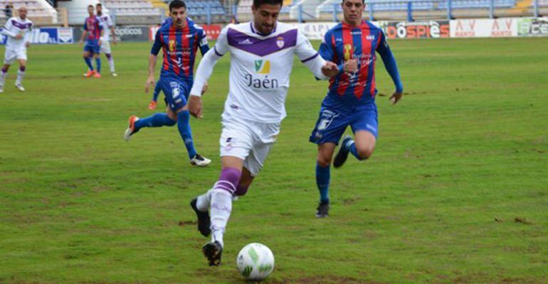 Mikel Orbegozo controla el balón frente a un jugador del Extremadura.