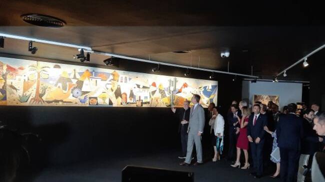 El Rey recorriendo una de las salas de la exposición.