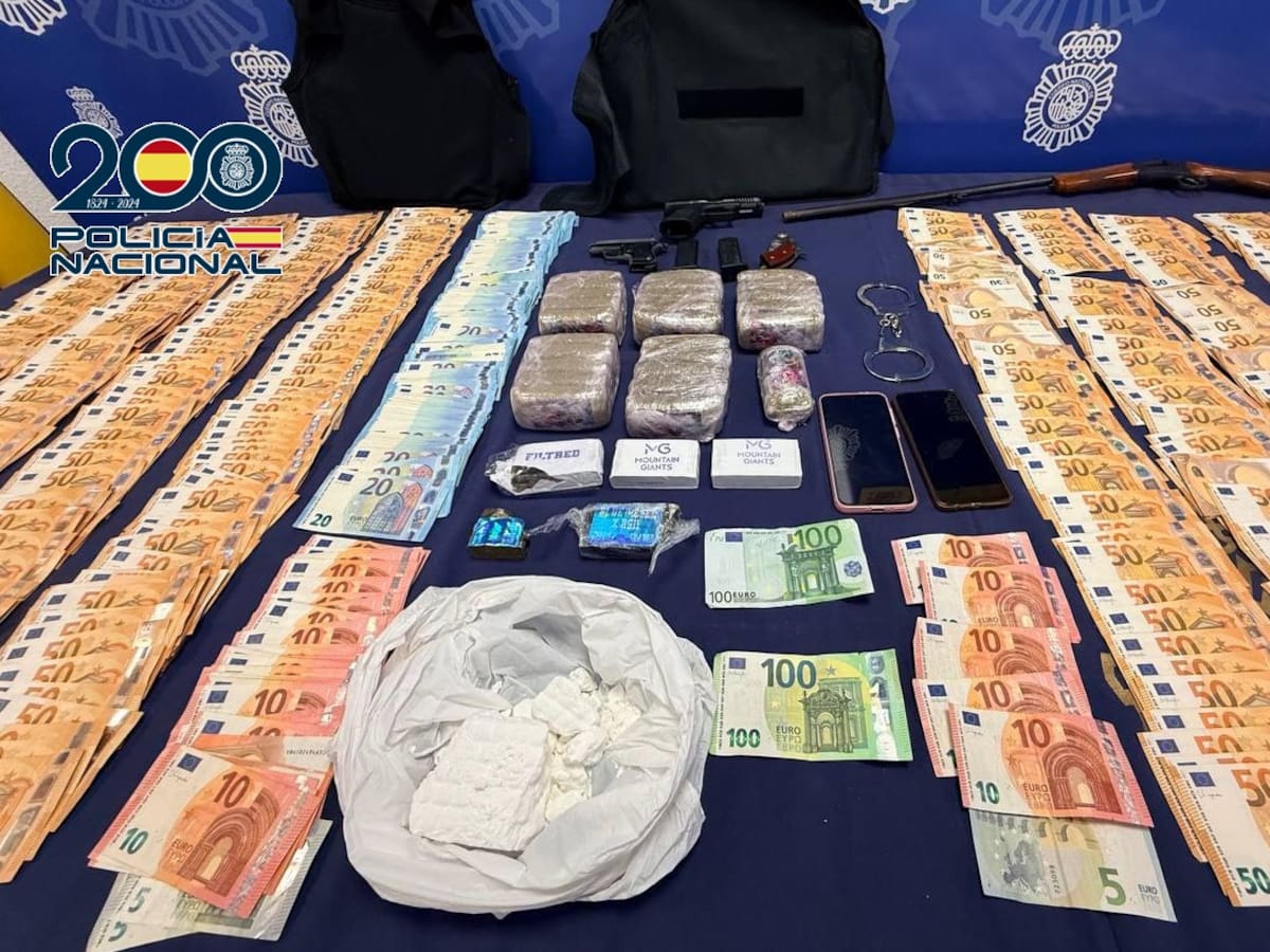 Disparos desde una ventana en Málaga destapan un arsenal y droga: detenido un joven tras sembrar el pánico