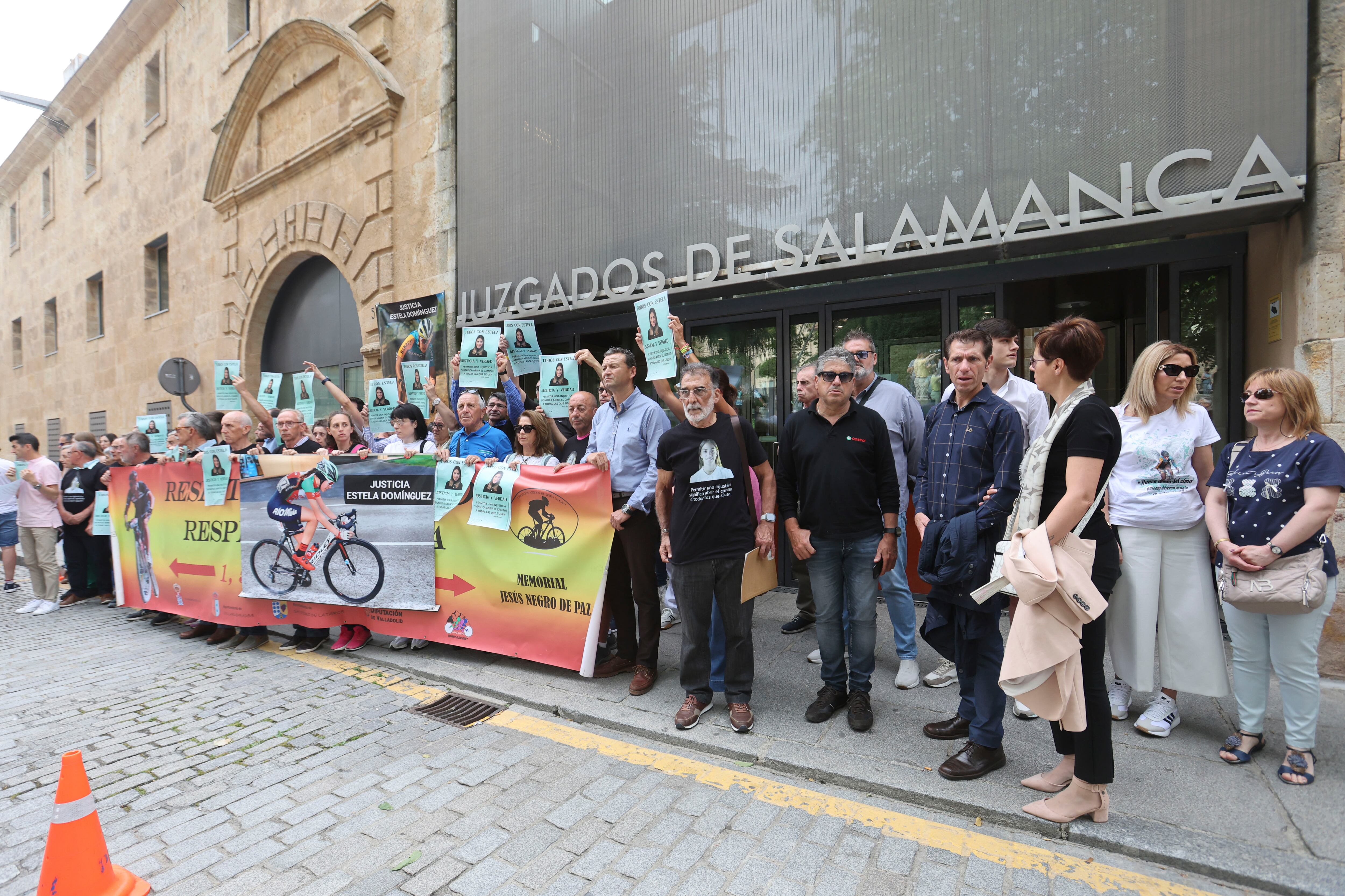 SALAMANCA, 07/06/2024.- Concentración a las puertas de los Juzgados de Salamanca donde este viernes comienza el juicio por el atropello mortal de la joven ciclista, arrollada el 9 de febrero de 2023 por un camión en un punto de acceso al polígono industrial de Los Villares cuando regresaba de un entrenamiento. EFE/ JM García
