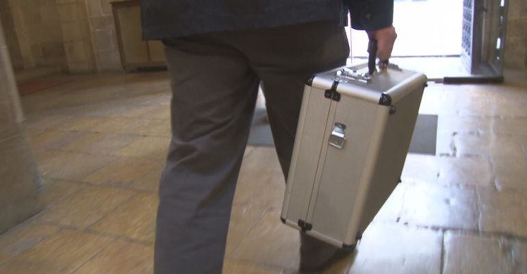 Imatge del maletí que duia un dels funcionaris d&#039;Antifrau sortint de l&#039;Ajuntament de Lleida