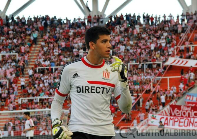 Gero Rulli en una acción con su anterior club, Estudiantes de la Plata.