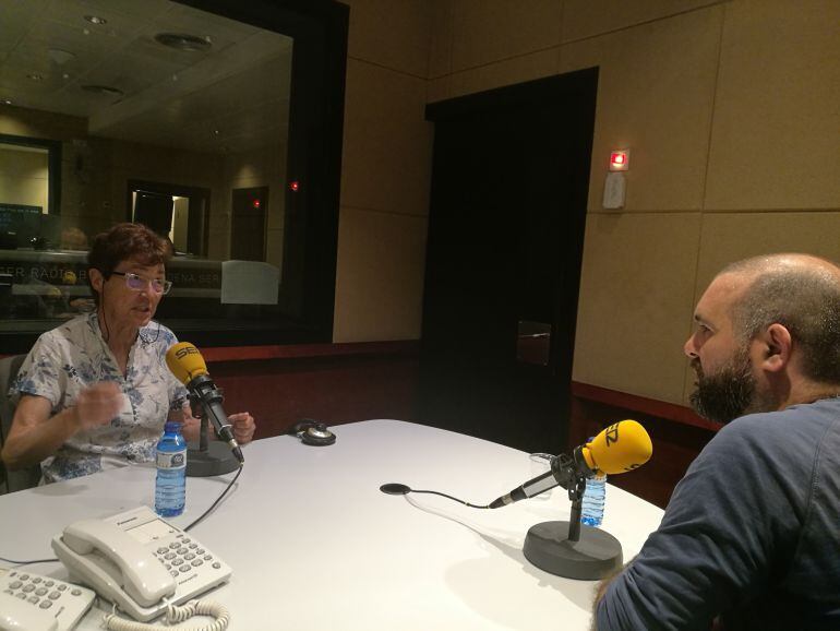Marta Estrada i Guillem Anglada Escudé, als estudis de Ràdio Barcelona.