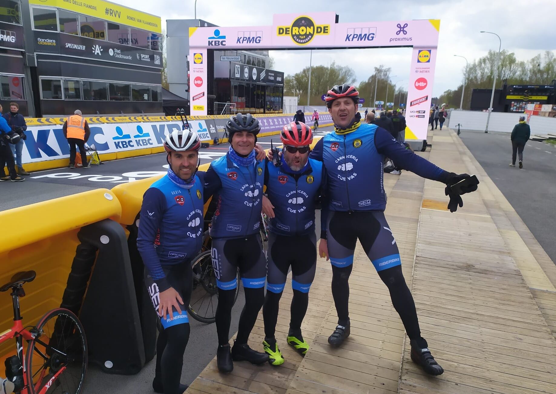 Varios de los integrantes del Ribera Team tras terminar la prueba amateur del Tour de Flandes