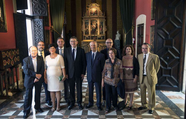 El president de la Generalitat, Ximo Puig (), posa junto a los nuevos miembros de la Acadèmia Valenciana de la Llengua momentos antes de comenzar el acto de su toma de posesión. 