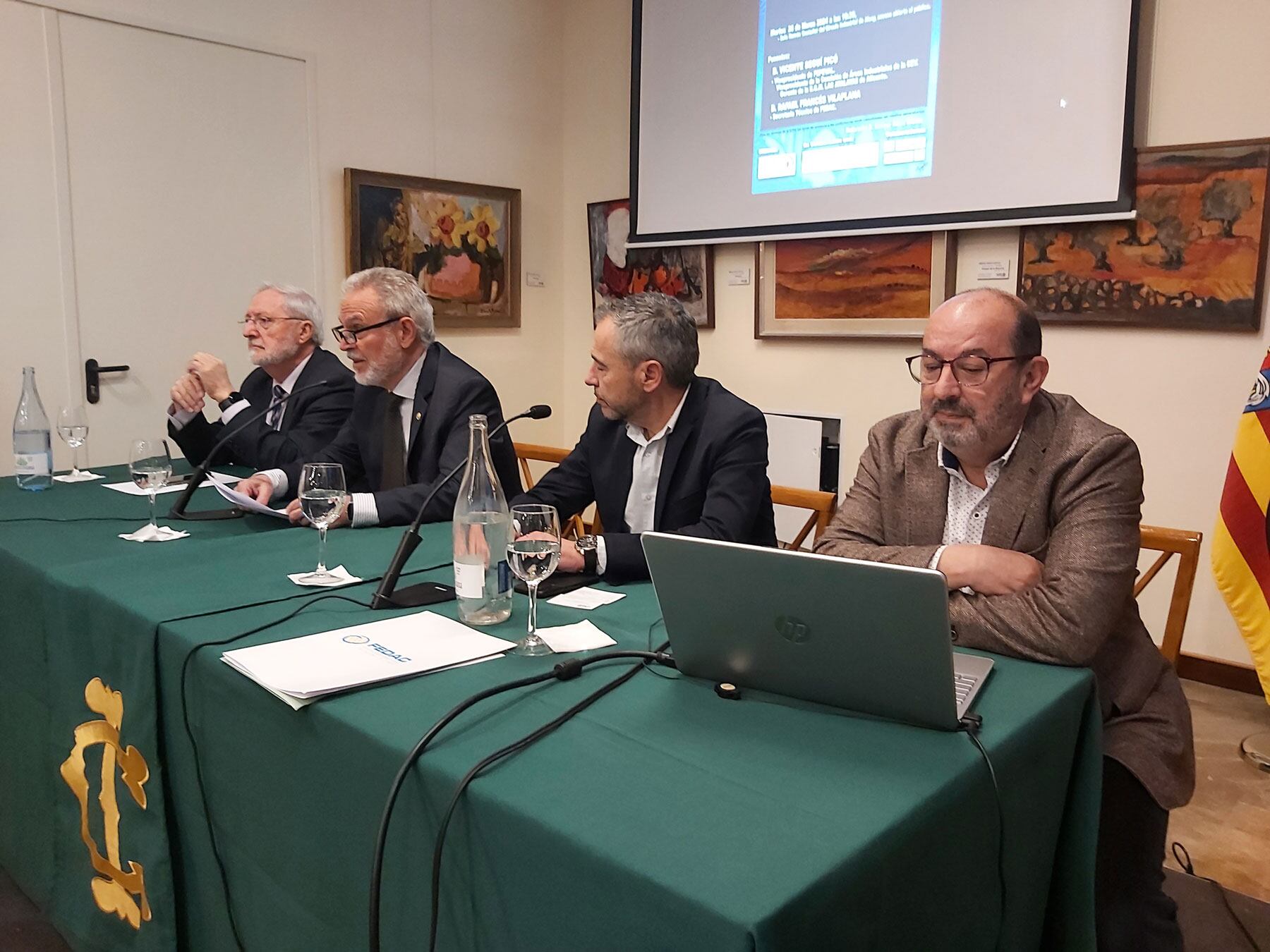 Rafa Francés, Vicente Seguí, Indalecio Carbonell y Enrique Masiá, en la mesa presidencial de la conferencia