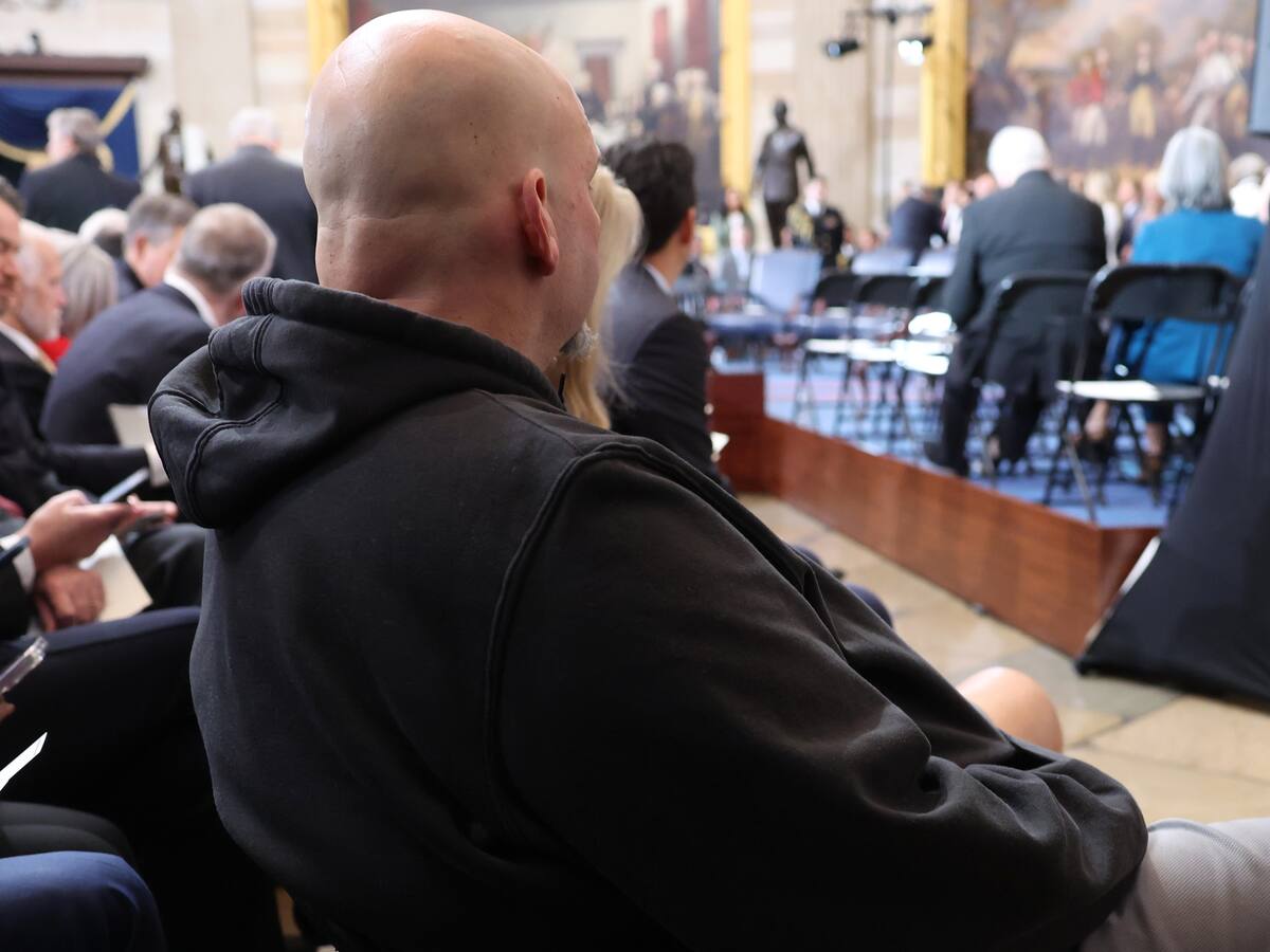 En sudadera y con pantalón corto: así se ha presentado un senador en la toma de posesión de Trump