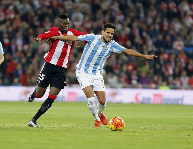 El malaguista Recio intenta zafarse de la presión de Williams