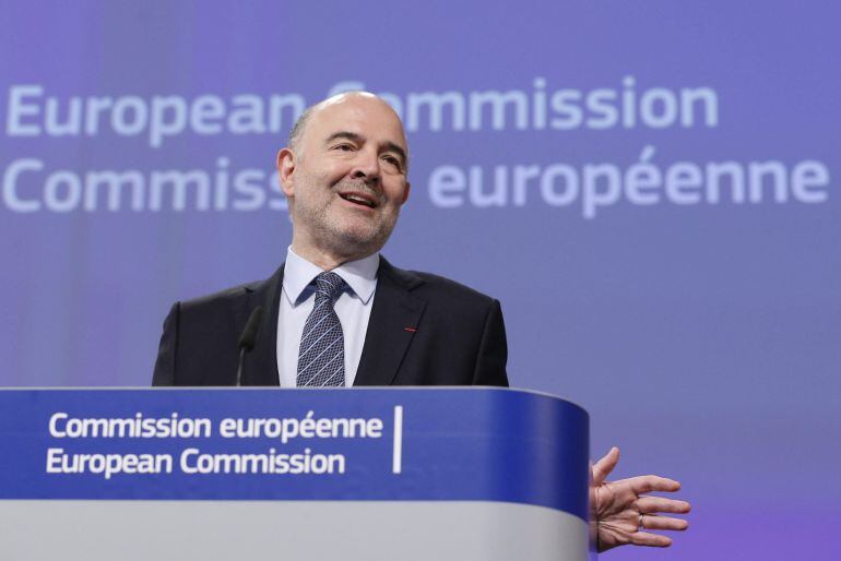 El comisario europeo de Asuntos Económicos y Financieros, Pierre Moscovici, interviene durante una rueda de prensa celebrada en Bruselas, Bélgica.