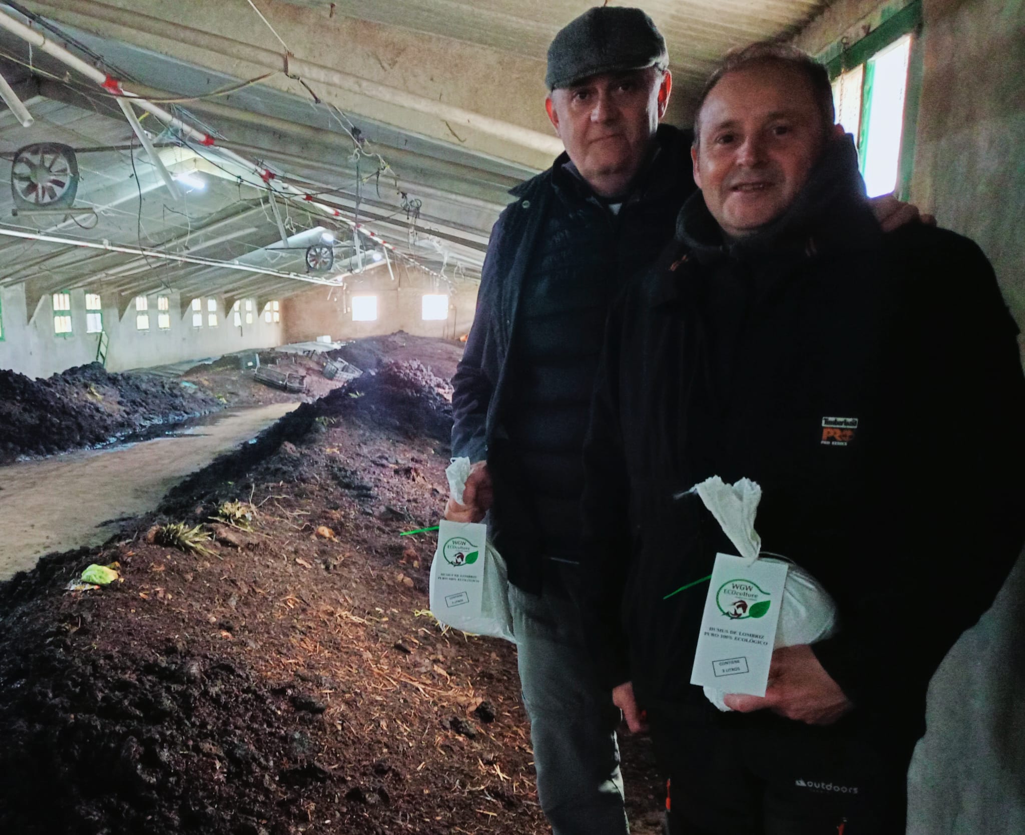 Francisco Rodríguez y Francisco Estévez, en la nave donde en la actualidad se hace el proceso de producción del humus