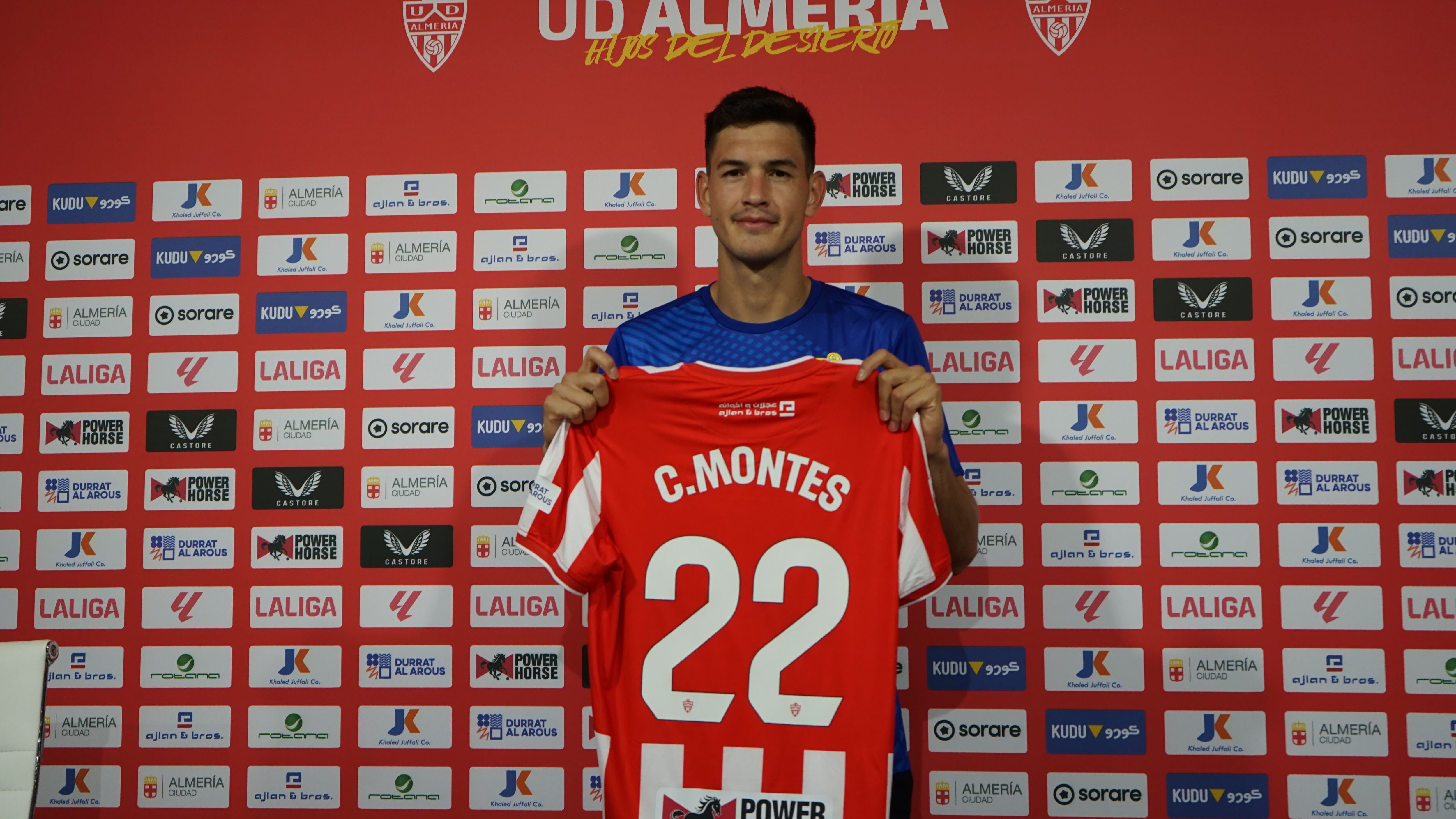 Montes en su presentación con el Almería.
