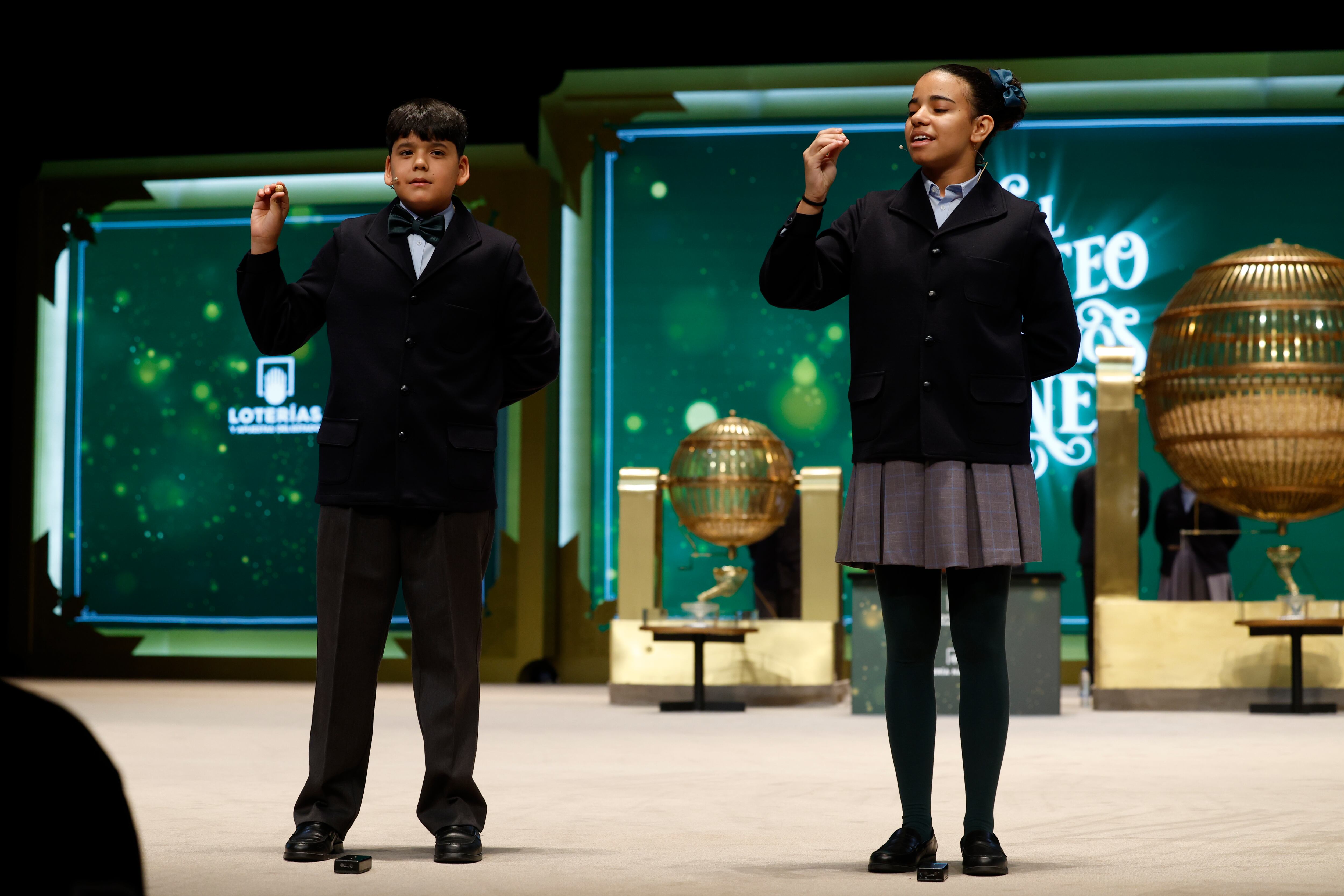 MADRID, 22/12/2023.- Dos niños de San Ildefonso cantan el primer quinto premio del sorteo, el 54.274, durante el sorteo extraordinario de Navidad de la Lotería Nacional este viernes en el Teatro Real de Madrid. EFE/ J.J. Guillén
