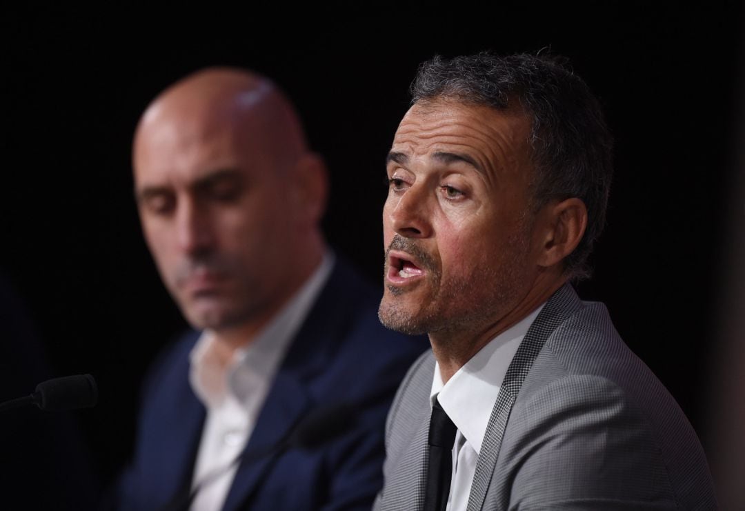 Luis Enrique, con Luis Rubiales al fondo, en la comparecencia en la que ha explicado el origen de su ruptura con Robert Moreno.