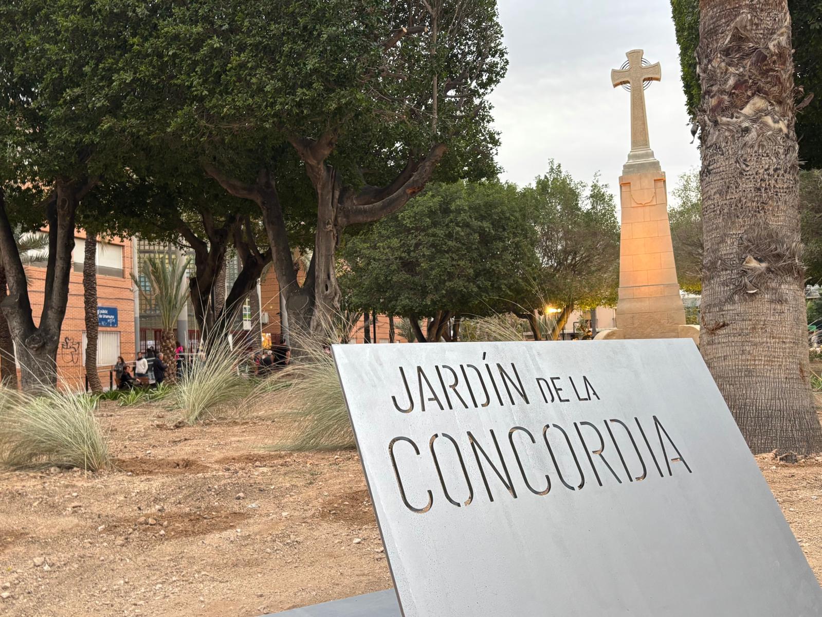 El antiguo Paseo de Germanías de Elche pasa a denominarse Jardín de la Concordia pero mantiene la cruz de origen franquista