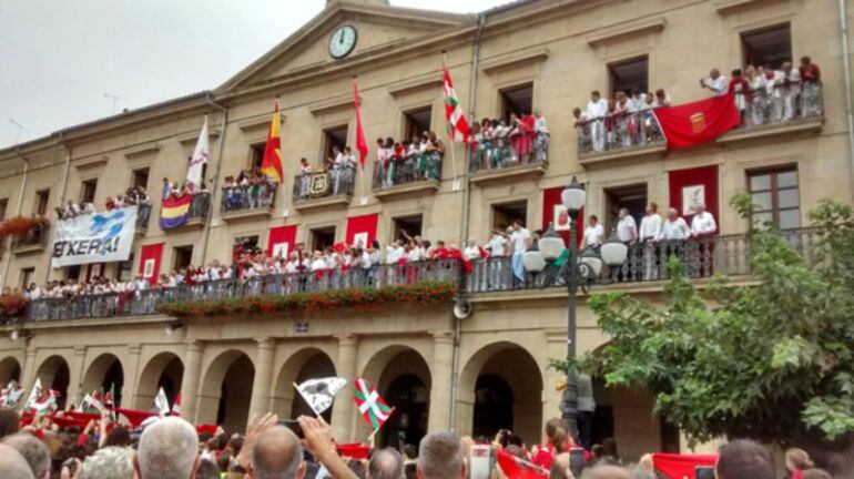 Fachada del  Ayuntamiento de Tafalla en el último chupinazo