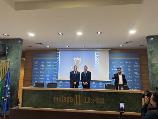 El administrador judicial del Málaga, José María Muñoz, y el director general, Kike Pérez, en la sala de prensa Juan Cortés del estadio de La Rosaleda