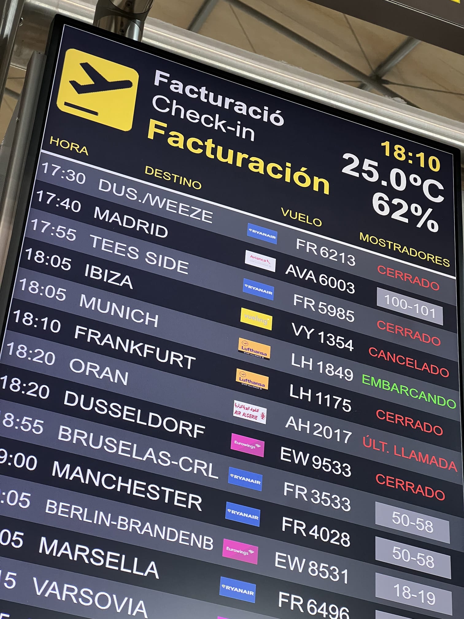 Foto publicada por el Real Murcia en el aeropuerto