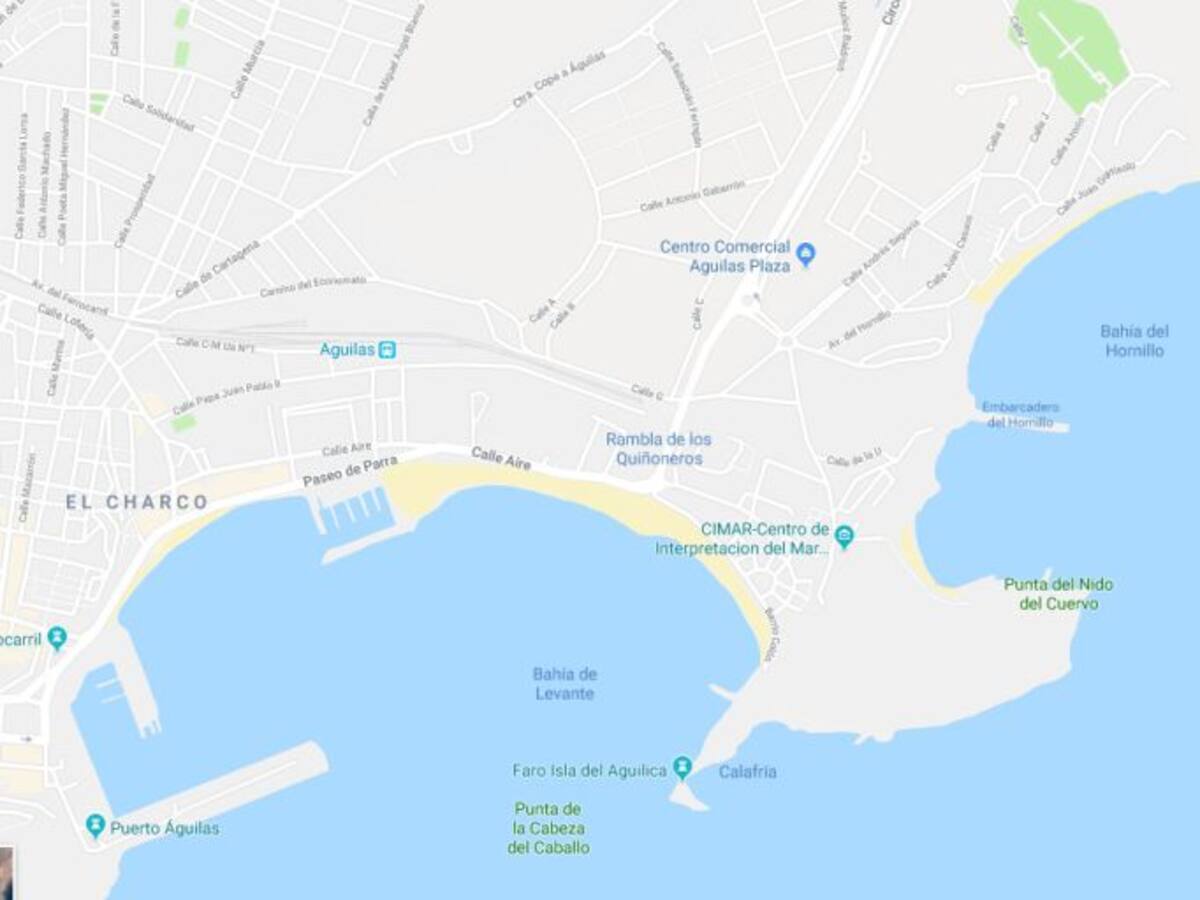 Un joven sufre quemaduras en el incendio de un quinto piso en Águilas