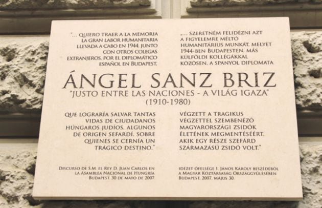 Placa conmemorativa en el edificio de la Embajada de España en Budapest