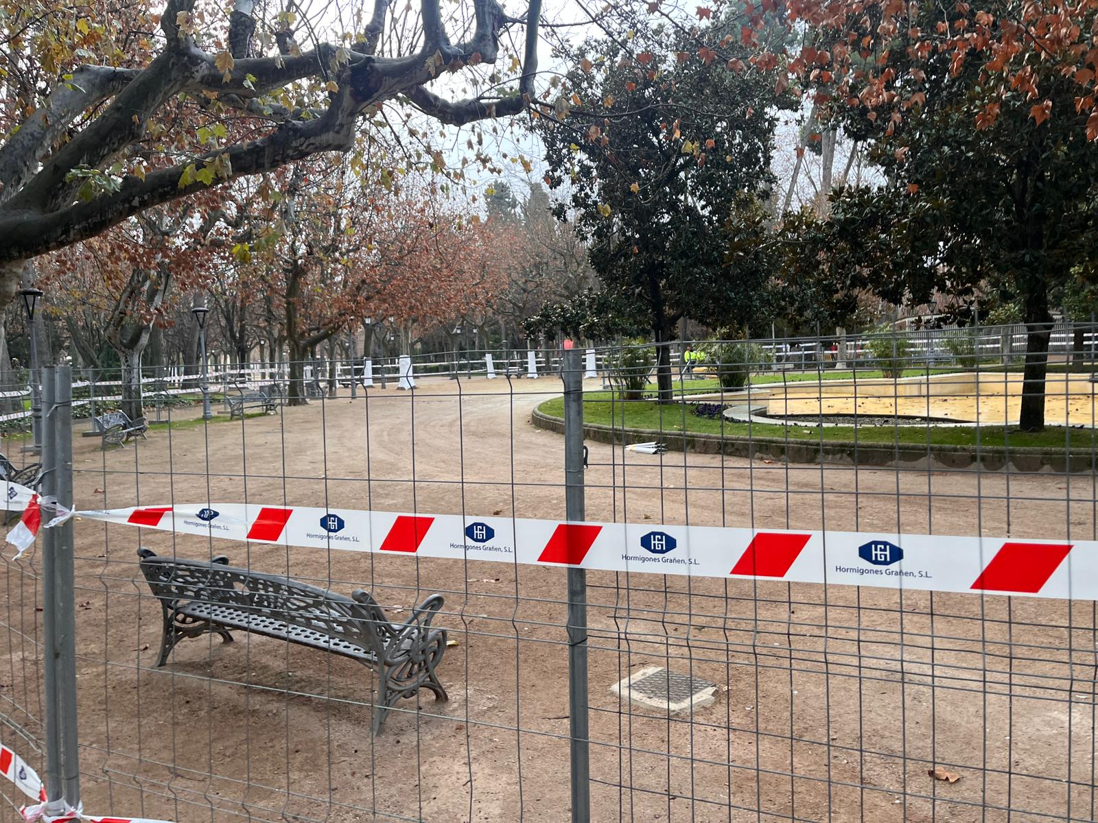 Han comenzado las obras en los viales centrales del Parque Miguel Servet junto al estanque central