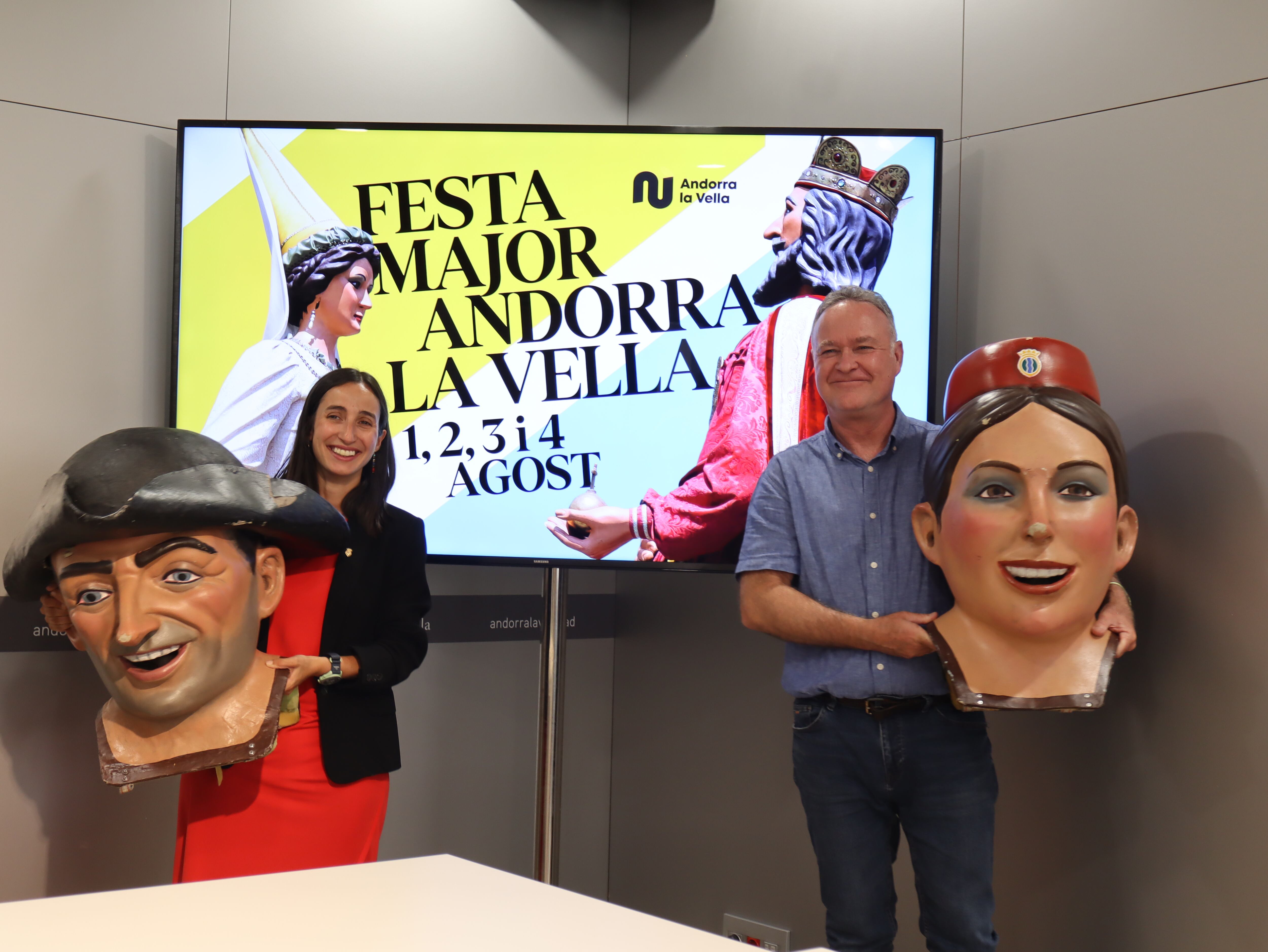 La cònsol menor d'Andorra la Vella, Olalla Losada, i el cap d'àrea de Cultura del comú, Jan Cartes, amb els gegantons Multa i Decret. Els gegants seran els grans protagonistes de l'edició d'enguany en complir 40 anys