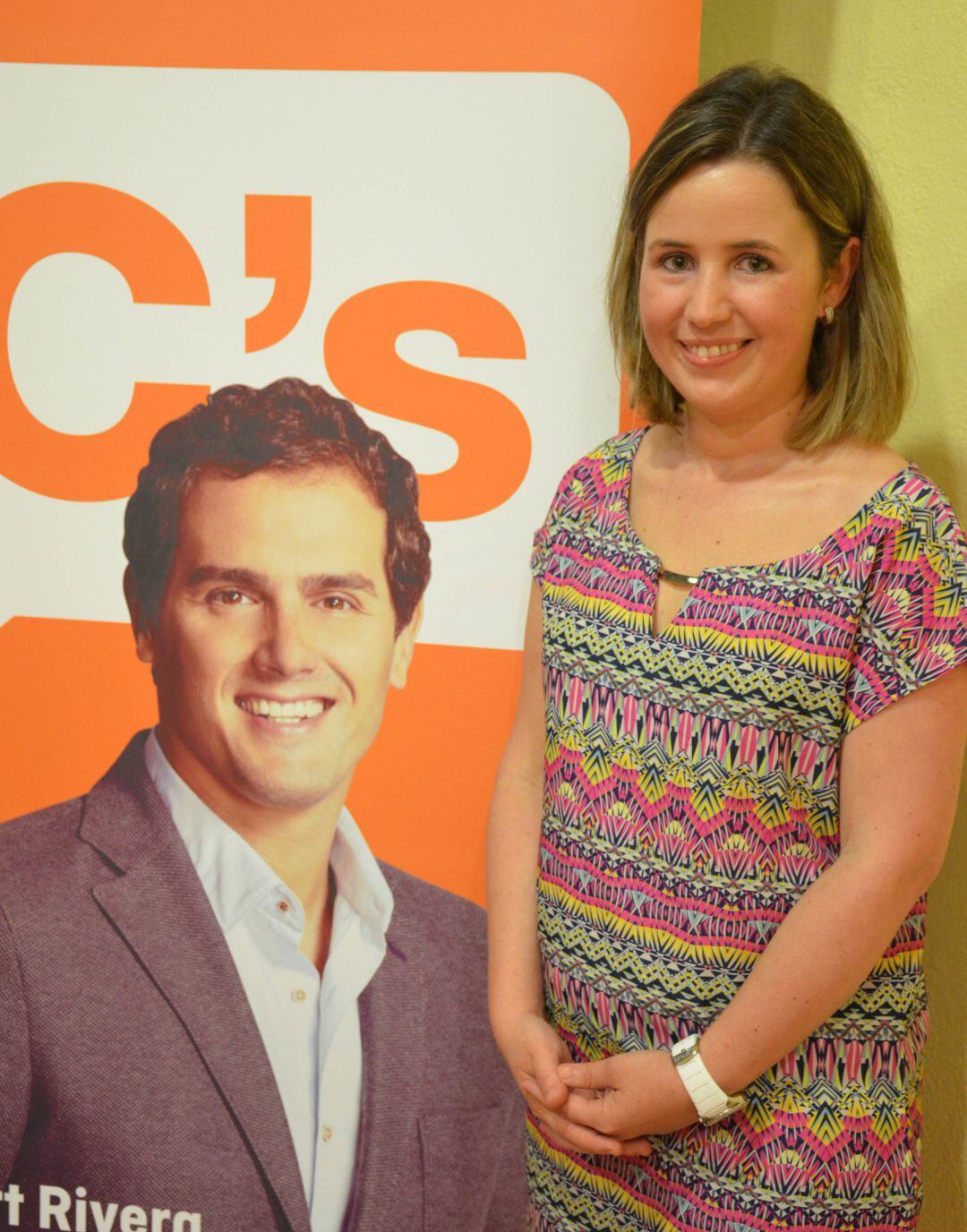 La excoordinadora de Ciudadanos Motril, Lola Sánchez, junto a un cartel de Albert Rivera