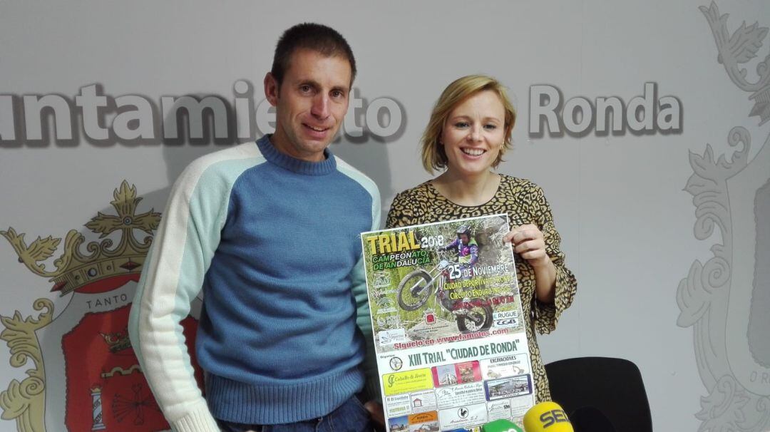 Manuel Melgar, del MotoClub Ronda, junto a la delegada municipal de Deportes