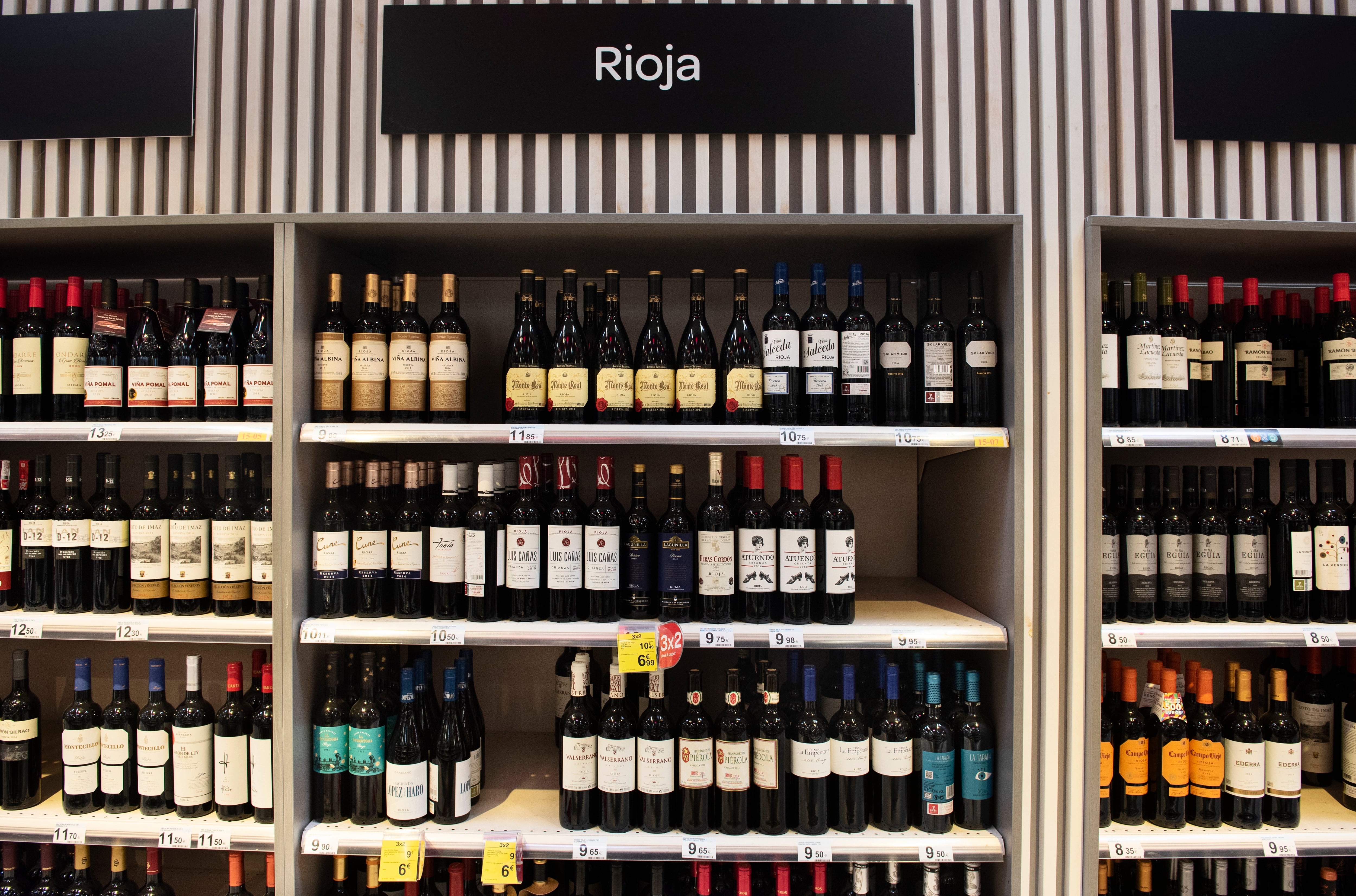 Botellas de Rioja en un supermercado Carrefour de San Juan (Alicante).