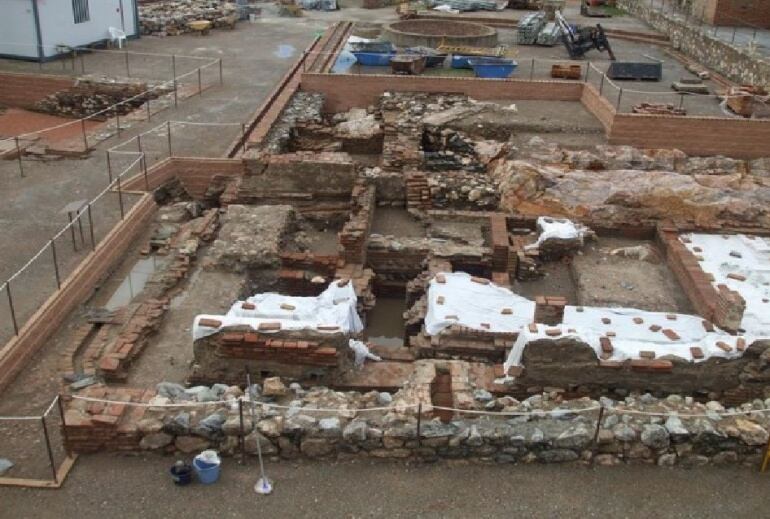 El temporal de lluvia de los últimos días ha afectado al castillo árabe de Salobreña (Granada) obligando a cerrar sus puertas, puesto que los trabajos de limpieza y restauración son incompatibles con la visita pública