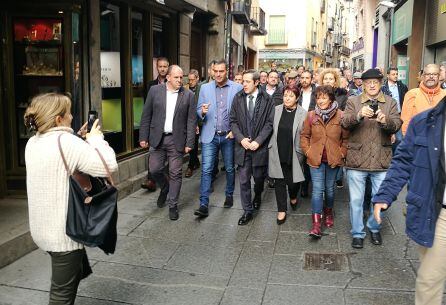 Pedro Sánchez durante el paseo por la calle Real