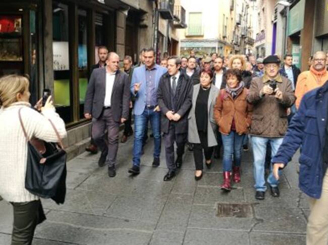 Pedro Sánchez durante el paseo por la calle Real