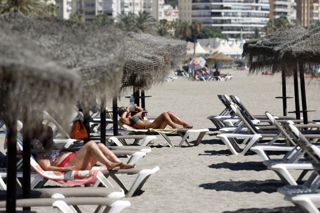 Bañistas disfrutan de la playa.