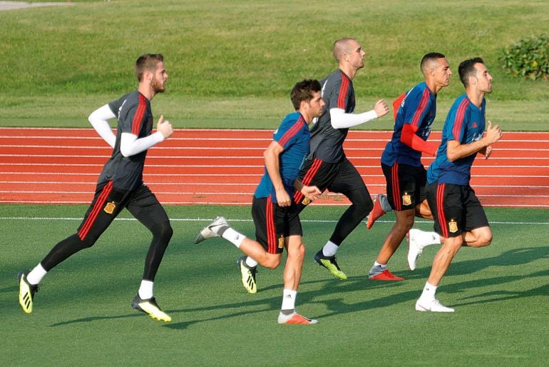 GRAF5261. LAS ROZAS (MADRID).- Los porteros David De Gea (i) y Pau López (c), y los centrocampista Sergi Busquets (d) y Thiago Alcántara (2d), durante el entrenamiento de la selección hoy en Las Rozas (Madrid), para preparar los partidos de la Liga de Nac