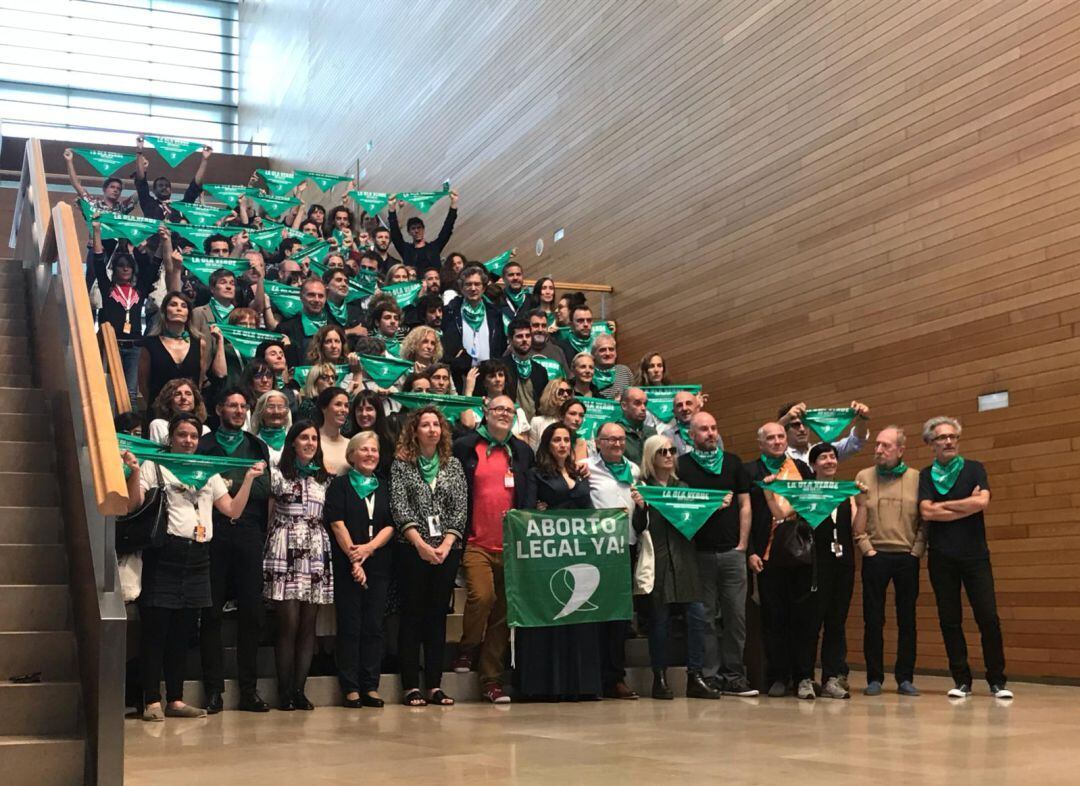 Pañuelos verdes en San Sebastián en apoyo a las mujeres que abortan en Argentina 