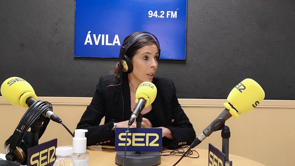 Yolanda Vázquez, en los estudios de Cadena SER Ávila. Archivo