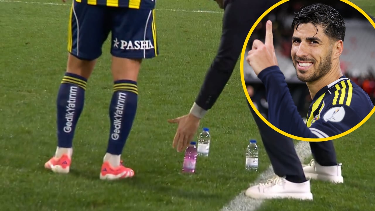 Marco Asensio recibe indicaciones con tres botellas