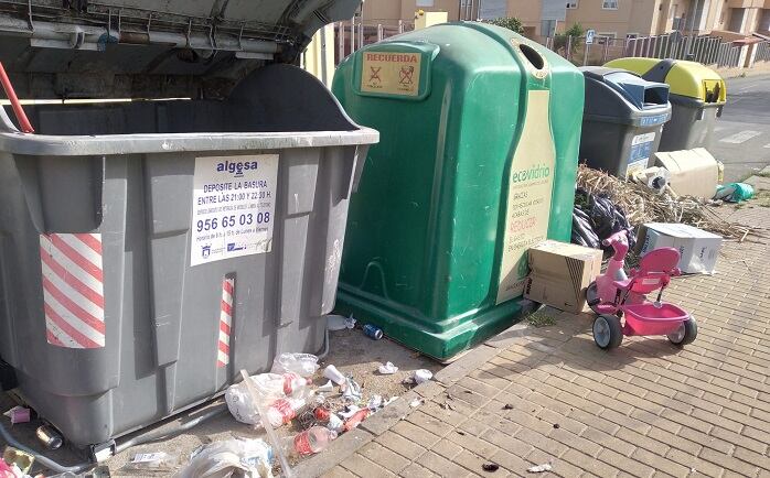 Un contenedor repleto de residuos en Algeciras