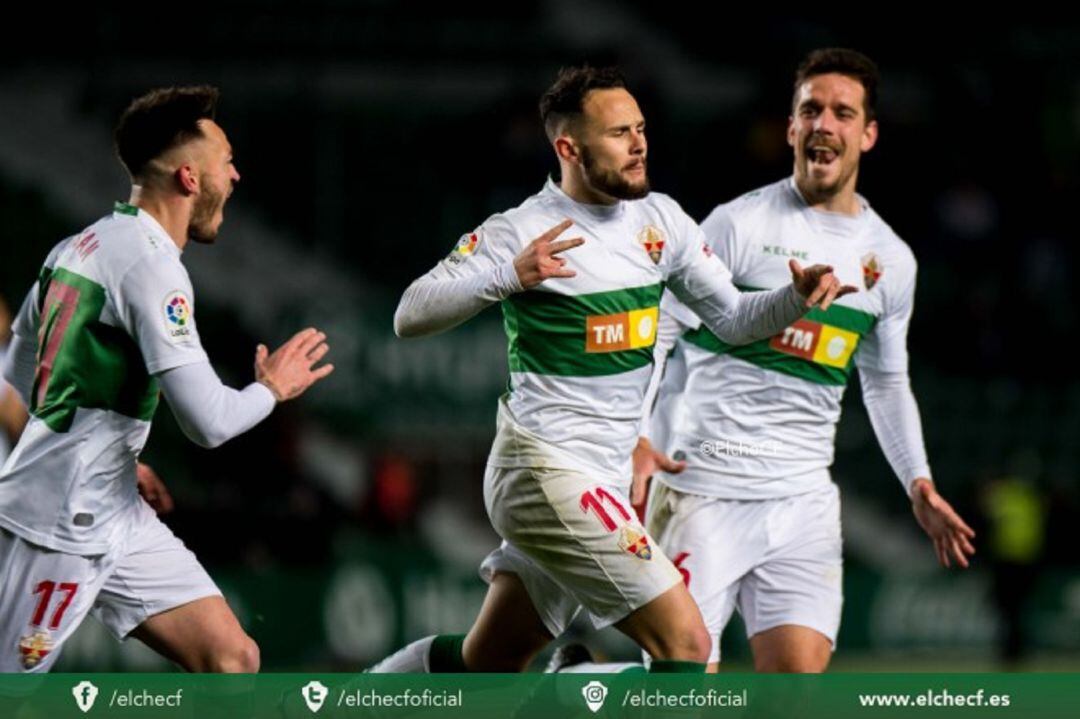 Iván Sánchez, en el centro, celebra su gol al Nàstic de Tarragona