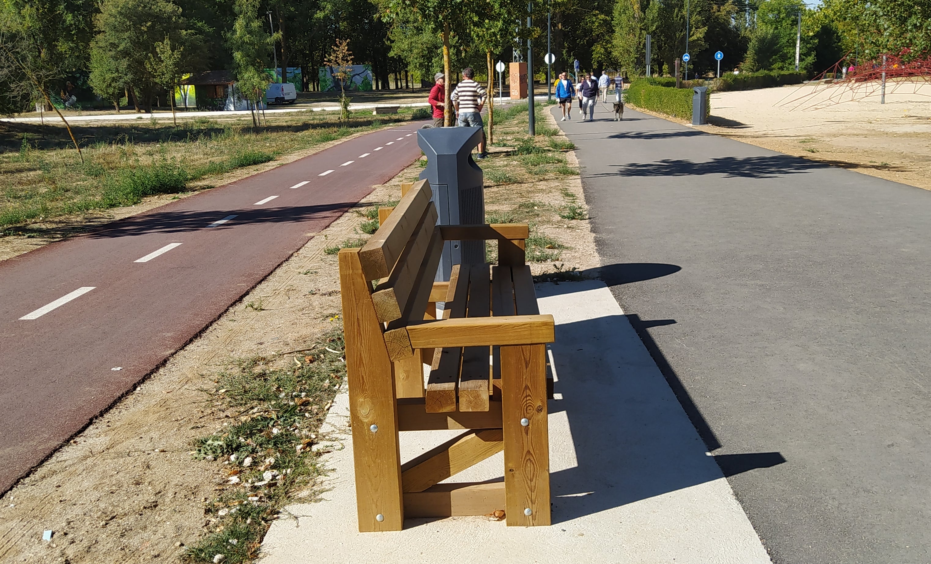 Detalle de los nuevos bancos y papeleras en Fuente Prior, donde se ha renovado el paseo peatonal y el carril bici