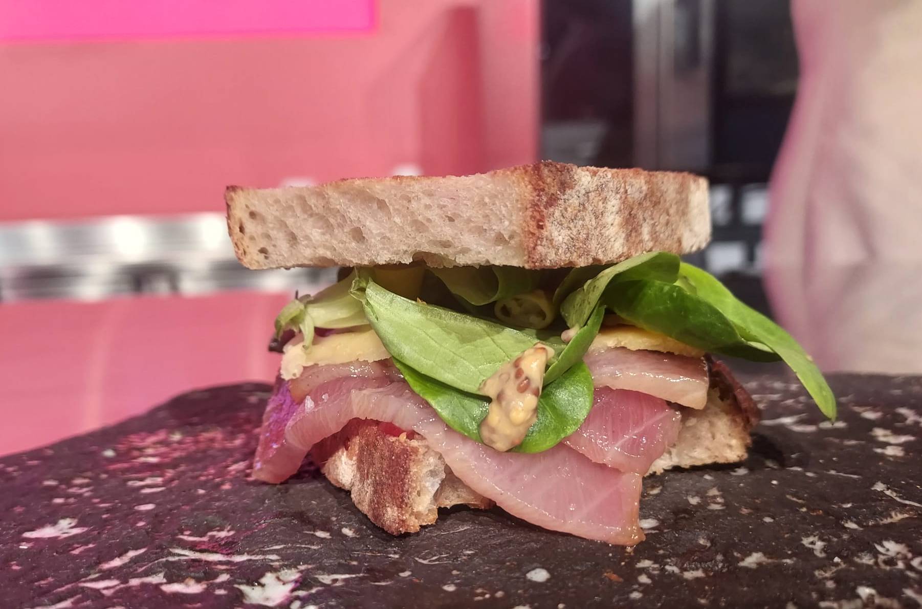 Bocadillo de ventresca de atún rojo con grasa de entrecot y tartar de pimiento dle piquillo (Neotaberna Santerra).