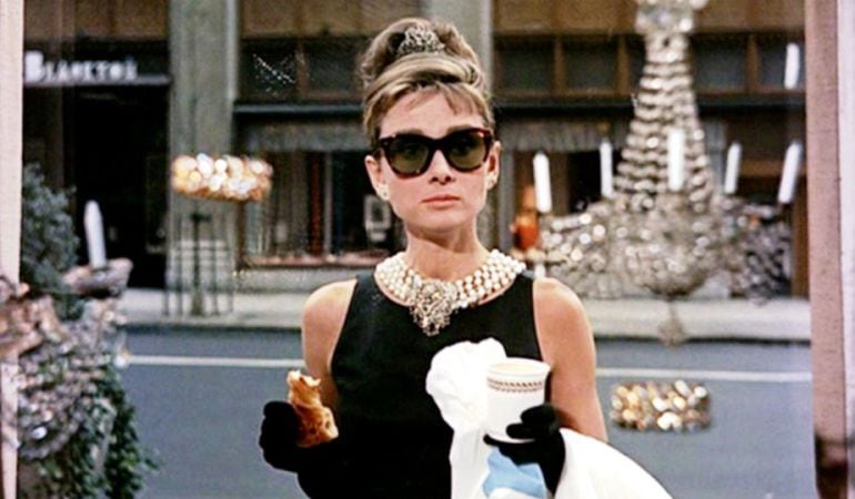 Holly Golightly frente al escaparate de la tienda de Tiffany&#039;s.