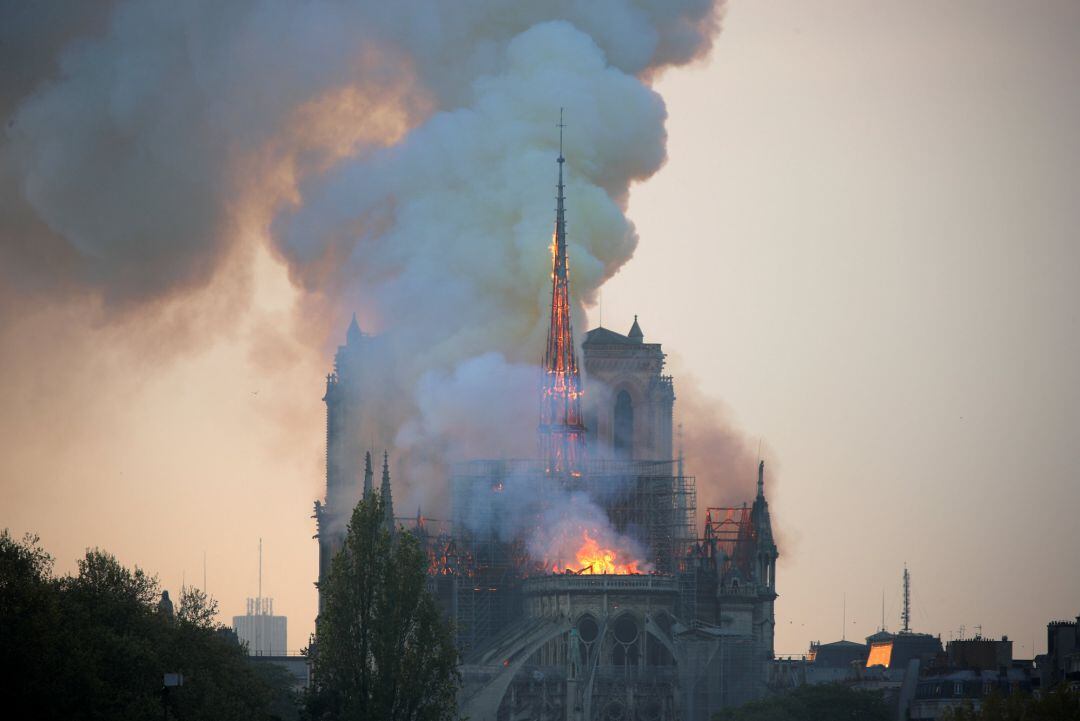 &quot;El incendio está fuera de control, no es un incendio forestal y lanzar toneladas de agua puede colapsar la catedral&quot;