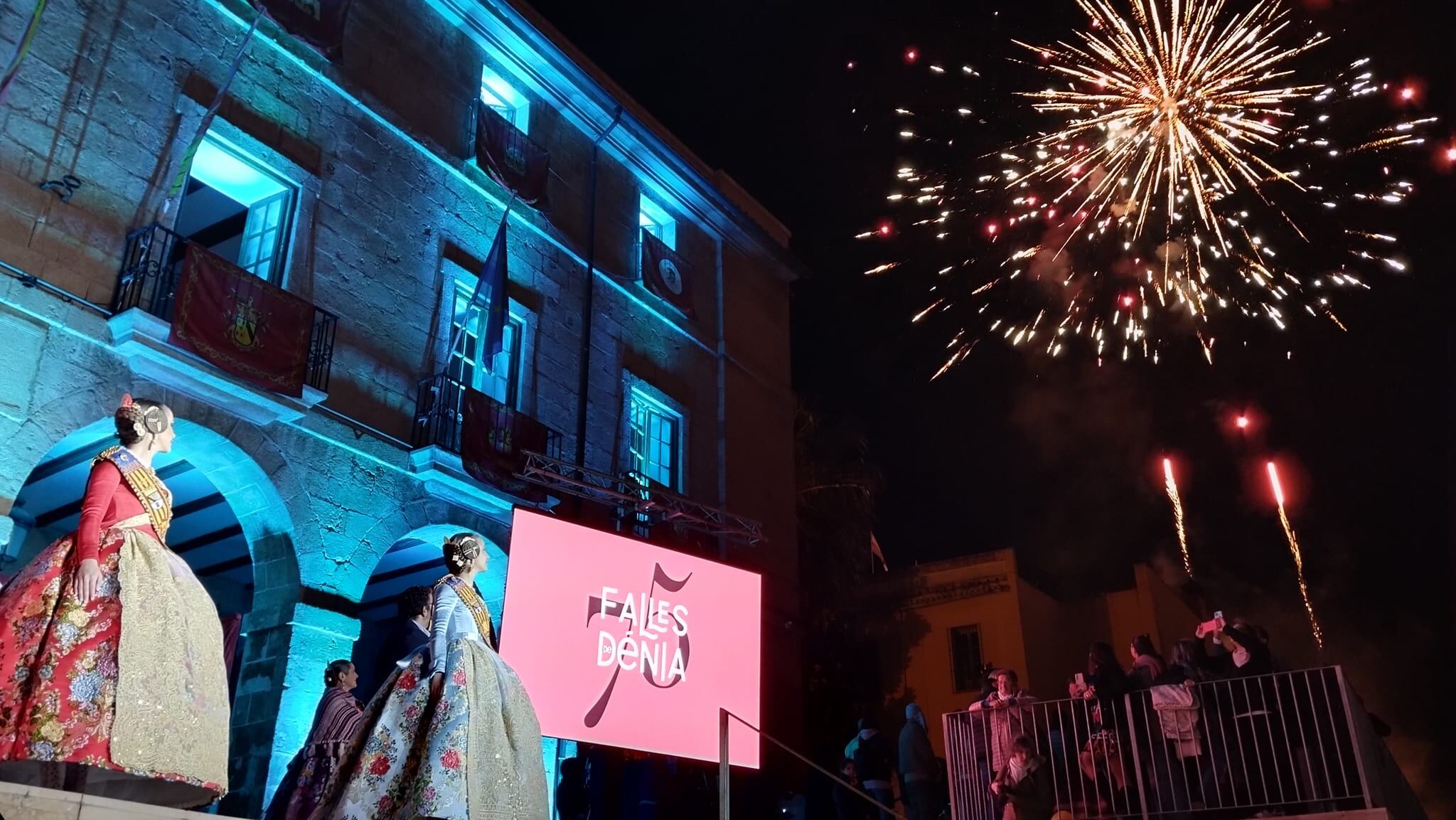 Aida Gavilà y Noa Dacosta contemplando el castillo de fuegos artificiales.